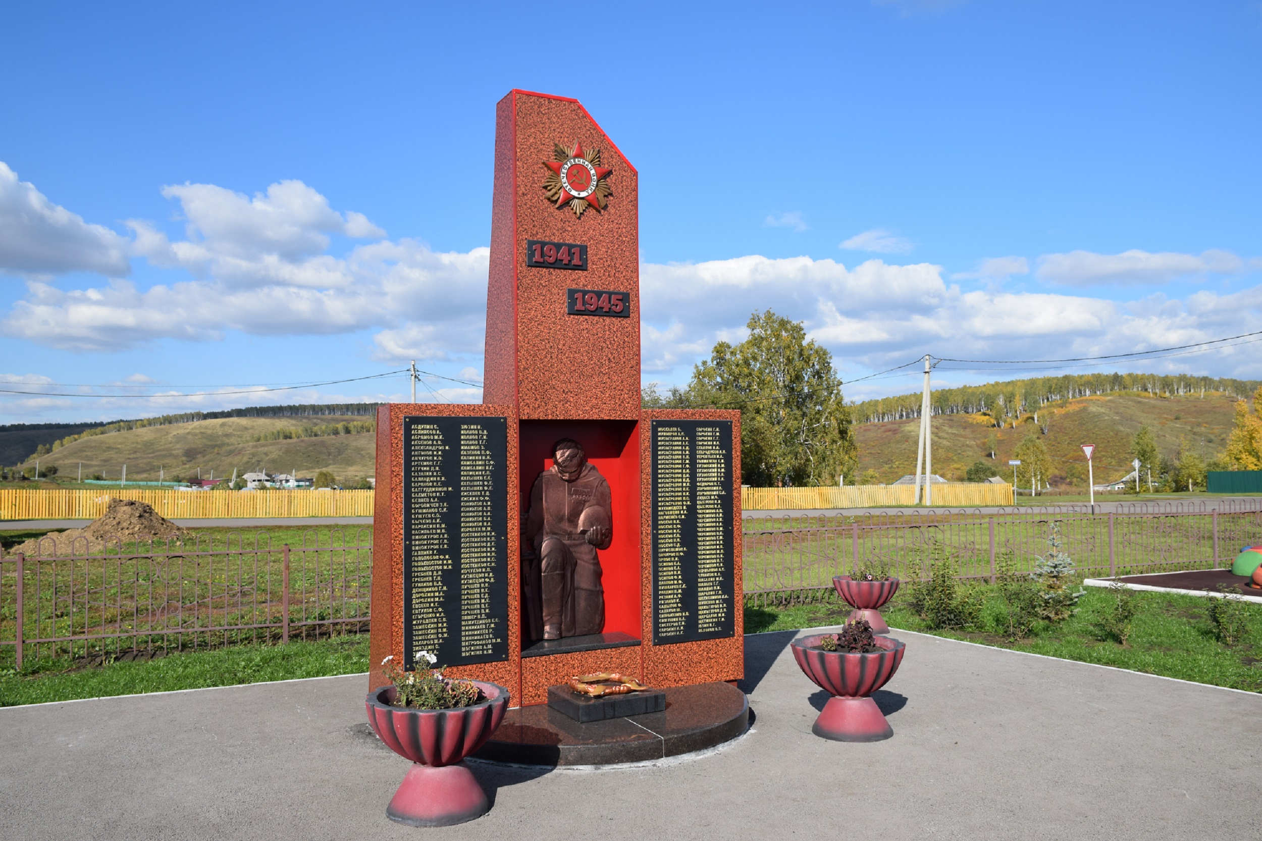 Новый памятник, с. Лучшево : фото О. Боронихиной, 2018 год.